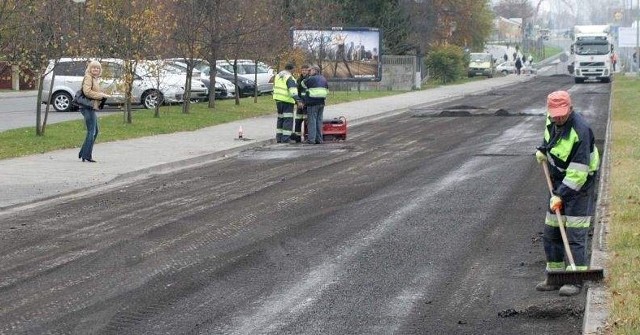 Drogowcy sfrezowali asfalt z ulicy Mariackiej na odcinku od ulicy Sedlaka do ronda Kisielewskiego.