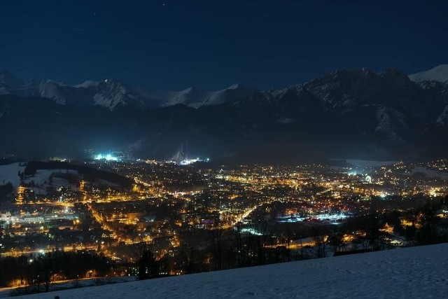 Sylwester w Zakopanem Zakopane to magiczne miejsce w Polsce, gdzie powitanie nowego roku za każdym razem jest wyjątkowym i niezapomnianym przeżyciem. Dlatego warto w góry na ten czasy przyjechać! A co tutaj można robić w ostatnią noc roku? Zobaczcie nasze propozycje w kolejnych zdjęciach!