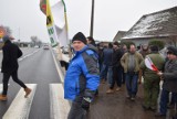 Protest rolników w Rychnowach. Blokują przejście dla pieszych na drodze krajowej nr 22 [zdjęcia, wideo]