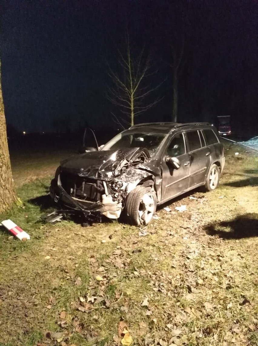 Wypadek na drodze krajowej 21 w Objezierzu 1.12.2020. Szkło...