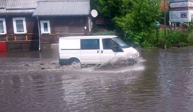 Ulica Jurowiecka zalana po burzy w Białymstoku