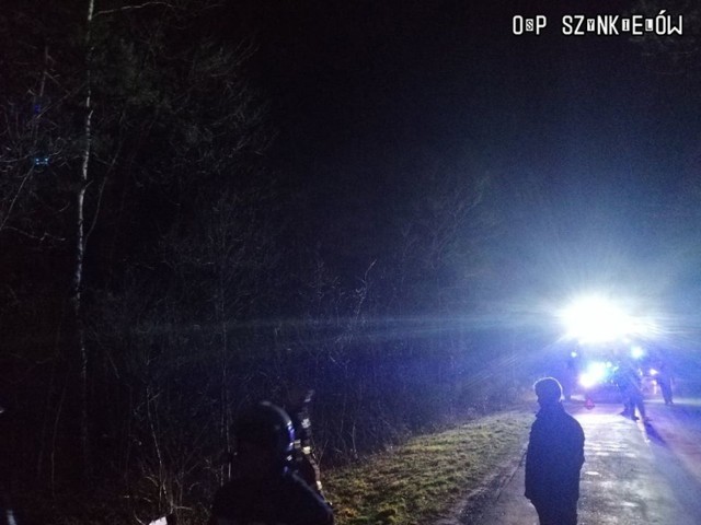 Na trasie Szynkielów- Konopnica samochód osobowy zjechał z drogi i uderzył wprost w przydrożne drzewo. Wypadek wydarzył się około godziny 4 rano w niedzielę, 29 grudnia.CZYTAJ WIĘCEJ >>>>