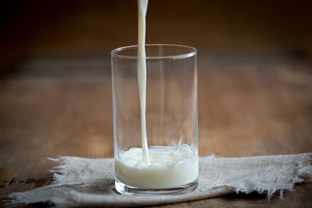 Instytut Żywności i Żywienia rekomenduje dorosłym co najmniej dwie szklanki mleka dziennie, a dzieciom i młodzieży nawet więcej. Chyba, że istnieją przeciwwskazania zdrowotne.