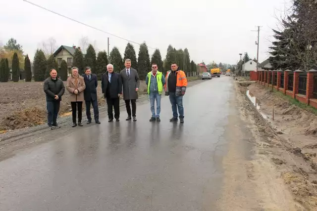 Wicestarosta Waldemar Urbański i starosta Stefan Bernaciak (trzeci i czwarty z lewej) sprawdzali postępy prac na remontowanej drodze.