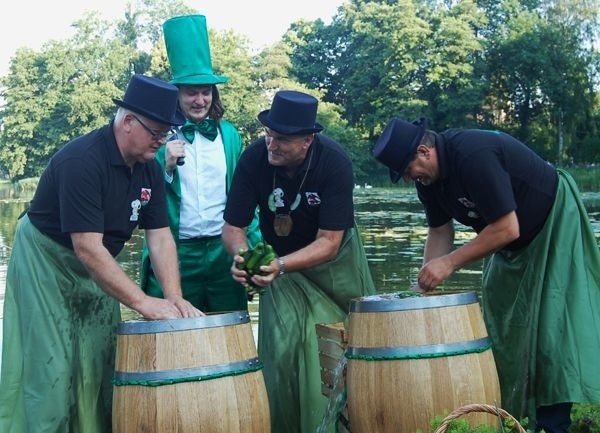 Podczas festynu zarówno wyławiano ubiegłoroczne ogórki, jak...