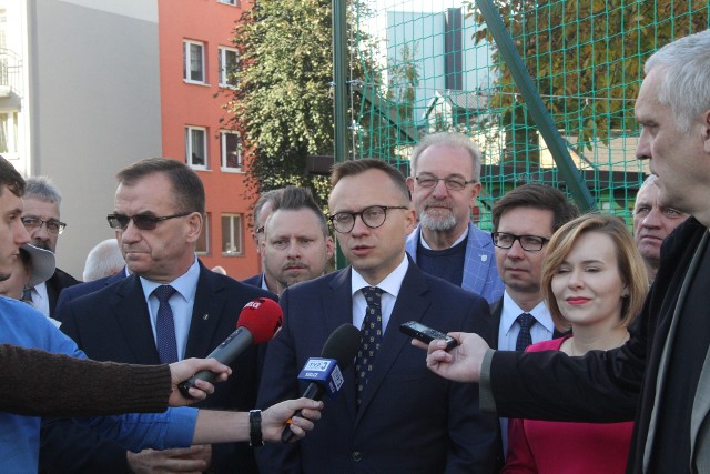 W piątek gościł w Kielcach Artur Soboń, sekretarz stanu w Ministerstwie Inwestycji i Rozwoju, który informował  o korzyściach przekształcenia  wieczystego użytkowania gruntów zabudowanych na cele mieszkaniowe we własność.