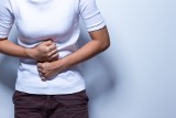 Ból brzucha – możliwe przyczyny. Co robić, jeśli pojawia się po jedzeniu, a co, gdy jest ostry i towarzyszą mu skurcze, biegunka i gorączka?