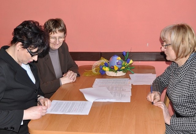 Umowa z ministerstwem podpisana. Od lewej Katarzyna Sorn, dyrektor domu kultury, Bożena Młynarczyk, księgowa ośrodka oraz Wiesława Kulińska.