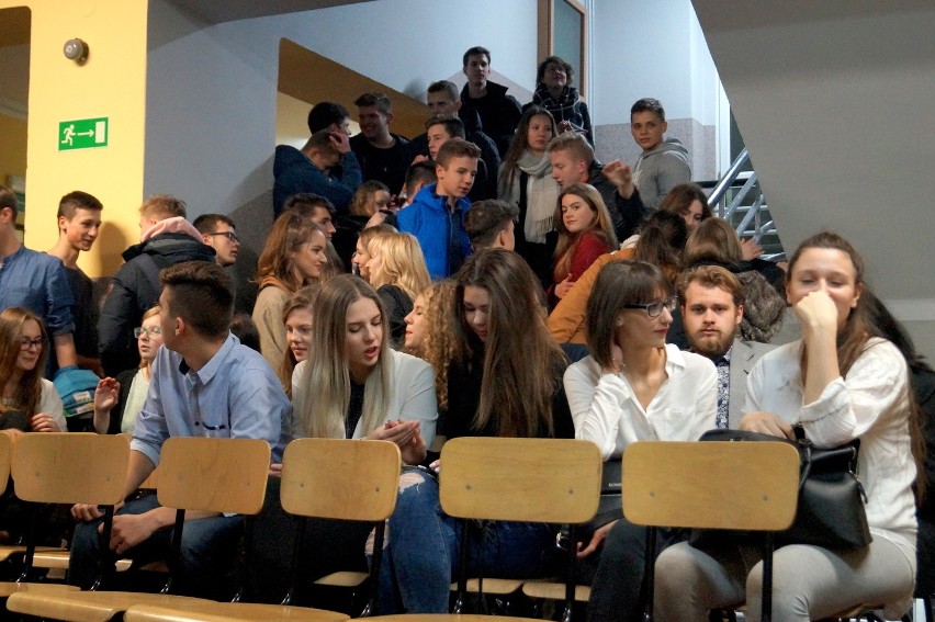 Wspaniały gest absolwentów mikołowskiego gimnazjum. Okazali solidarność ze swoimi nauczycielami