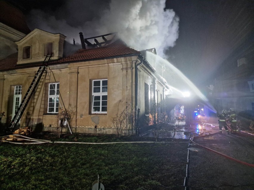Pożar pałacu w Pępowie. Z ogniem walczyło kilkanaście...
