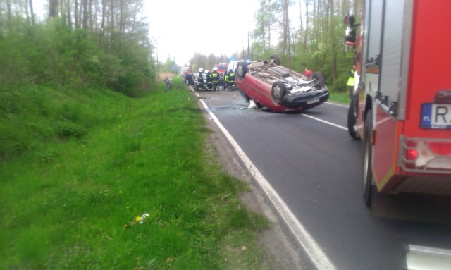 Wczoraj ok. godz. 17. w lesie między miejscowościami Rudka i Wylewa (gm. Sieniawa), 50-letnia kobieta kierująca samochodem Ford Galaxy nie zachowała należytej ostrożności, zjechała na pobocze i dachowała.Jak się okazało kobieta miała w organizmie ponad promil alkoholu. Trafiła do szpitala.ZOBACZ TEŻ: Pędził autostradą A4 koło Korczowej pod prąd