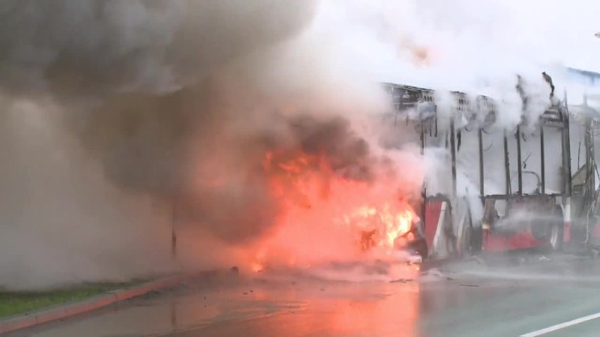 Autobus hybrydowy w Częstochowie spłonął w zajezdni. Straty...