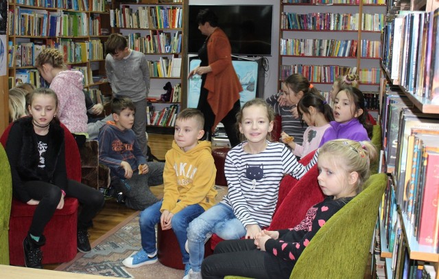 Ferie pod hasłem ,,Grzeczny na co dzień" podsumowano w Miejskiej Bibliotece Publicznej w Sławnie. - Uczestnicy chętnie zapoznali się z zasadami savoir – vivru, poznali dziesięć przejawów złego zachowania, a także dziesięć sposobów, żeby zrobić dobre wrażenie - mówi nam Bartosz Róg z MBP w Sławnie.Ponadto uczestnicy warsztatów oglądali filmy, mieli zajęcia przy komputerach oraz wzięli udział w przedstawieniach teatralnych. Wszyscy uzyskali certyfikaty grzeczności. Zobacz także 26. finał WOŚP w Sławnie