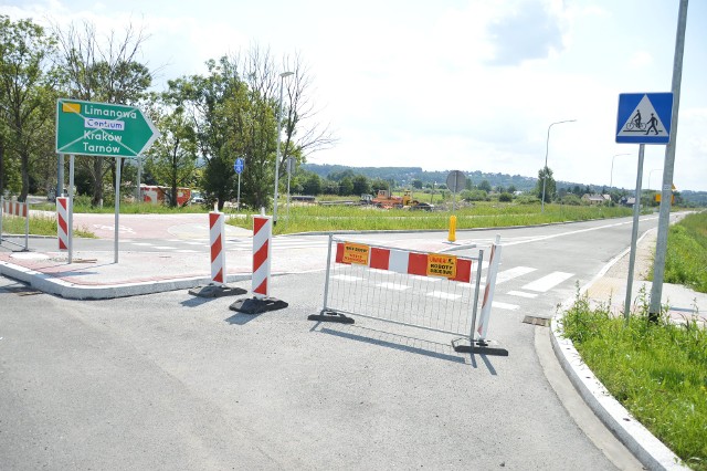 I etap łącznika autostradowego w Bochni jest już gotowy, trwa oczekiwanie na odbiór kluczowego odcinka pomiędzy rondem obok Bocheńskiej Strefy Aktywności Gospodarczej a rondem w ciągu ulicy Krzeczowskiej