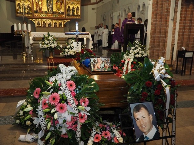 Msza żałobna została odprawiona w katedrze. Po niej kondukt przeszedł na koszaliński cmentarz.
