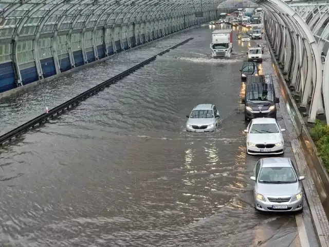 Zlana droga szybkiego ruchu S8 w Warszawie.