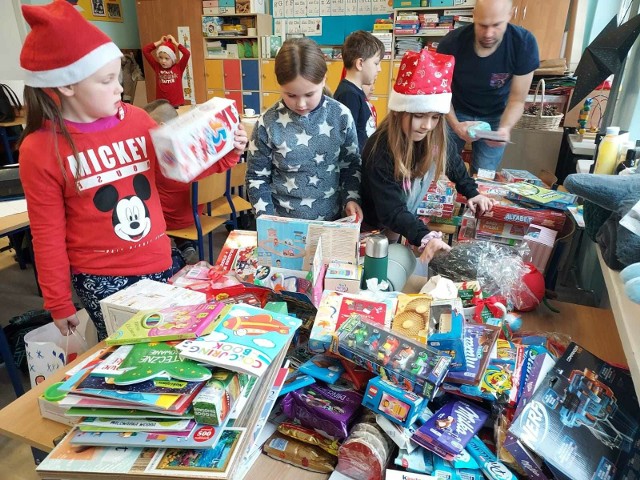 Akcja Onko - Mikołaje trwa. W pakowaniu prezentów dla dzieci z domów dziecka w Wydrznie (pow. grudziądzki) pomagali mali uczniowie z 2 "b" z Grupy (pow. świecki)