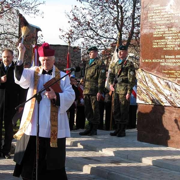 Biskup Adam Szal dokonał poświęcenia pomnika.