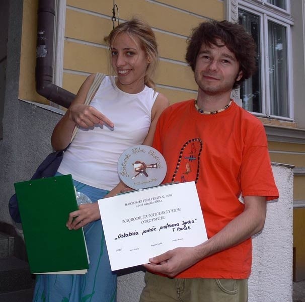 W ubiegłym roku Bartoszki wygrała animacja "Ostatnia Podróż Profesora Igreka&#8221; w reżyserii Tomasza Pawlaka (w pomarańczowej koszulce). Na zdjęciu z jurorką czwartej edycji Bartoszków, Martą Terlecką.