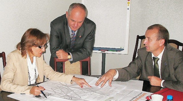 Nad planami strefy w powiecie wąbrzeskim rozmawiali m.in. prezes Teresa Kamińska, burmistrz Leszek Kawski oraz wójt Władysław Łukasik