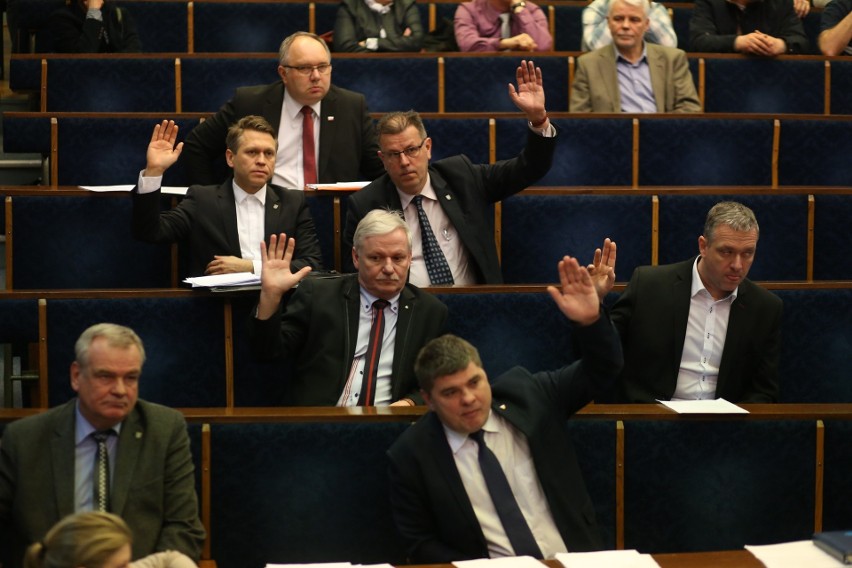 Czwartkowa nadzwyczajna sesja rady miasta w Bytomiu była...