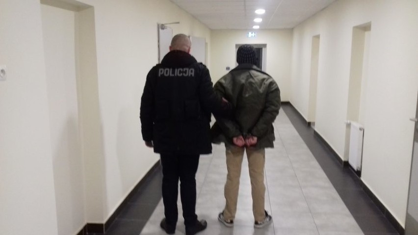 37-latek z Przemyśla zaatakował pod sklepem 40-latka z Dębicy. Przemyślanin usłyszał zarzut usiłowania rozboju