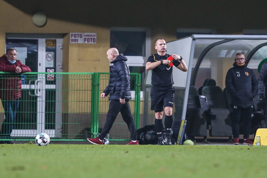 Maciej Bartoszek z Korony został upomniany przez arbitra...