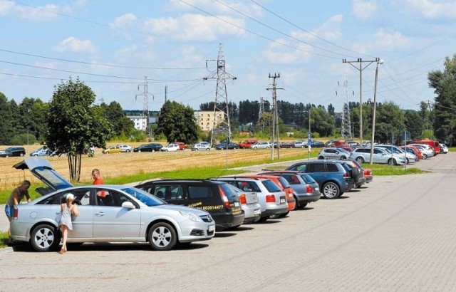 Ośrodek w Dojlidach dysponuje miejscami postojowymi, ale nie ma szans, by zatrzymali się tam wszyscy chętni.