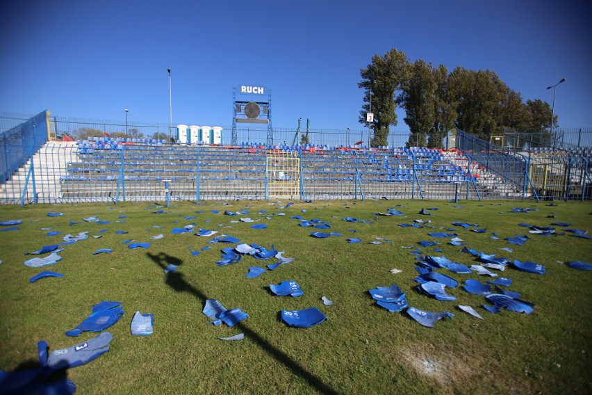 Zniszczone krzesełka na stadionie Ruchu Chorzów