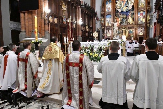 Abp Tadeusz Wojda przewodniczył Mszy św. Zmartwychwstania Pańskiego w białostockiej archikatedrze, którą poprzedziła procesja rezurekcyjna.źródło: archibial.pl