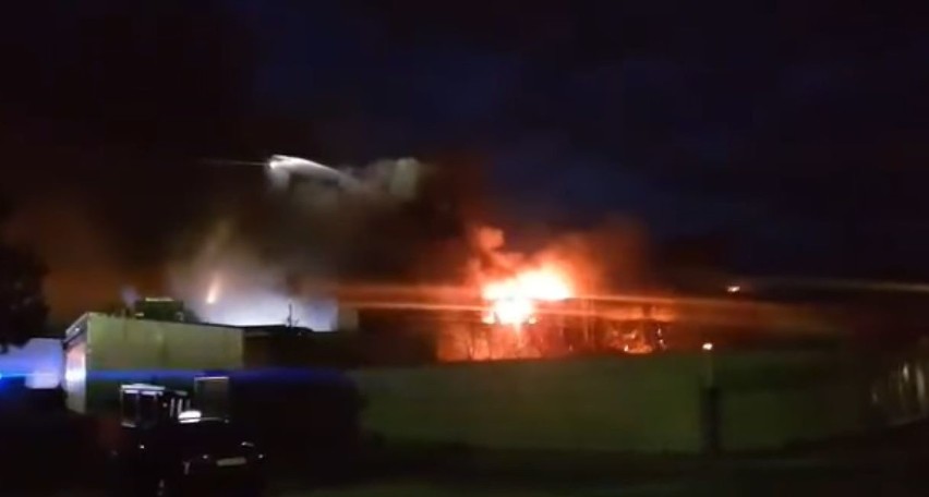 Wielki pożar w Starachowicach. Paliła się hala przemysłowa - tartak i skład drewna "Drewex" na terenie Specjalnej Strefy Ekonomicznej. WIDEO