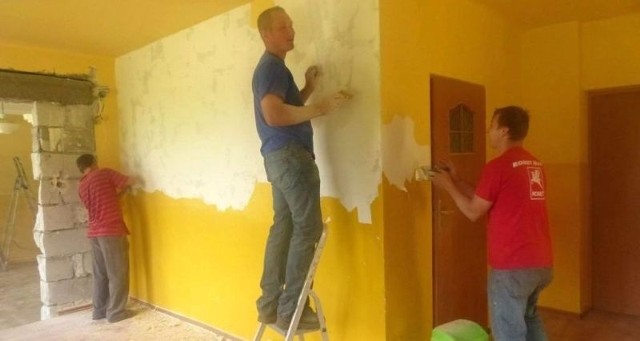 Trwa modernizacja oddziału przedszkolnego w Opatowcu, a budowlańców wspierają rodzice.