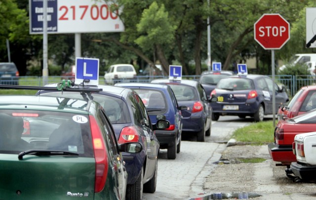 Kursanci starający się o prawo jazdy mogą być spokojni.  Bardziej wymagające przepisy nie wejdą w życie od stycznia