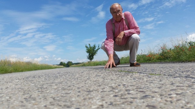 Ta droga nie była remontowana od 80 lat - pokazuje Piotr Miczka.