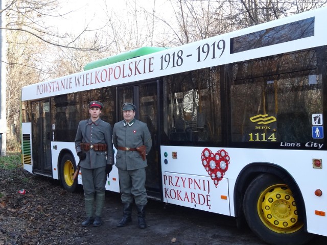 Na ulicach Poznania będzie można zobaczyć taki właśnie autobus. A w obchody wybuchu Powstania Wielkopolskiego włączają się również członkowie Stowarzyszenia3. Bastion Grollman. Mateusz Kubiak i  Adam Gajda od lat uczestniczą w rekonstrukcjach wydarzeń z czasów Powstania Wielkopolskiego. Pradziadkowie obydwu panów uczestniczyli w tym powstaniu.