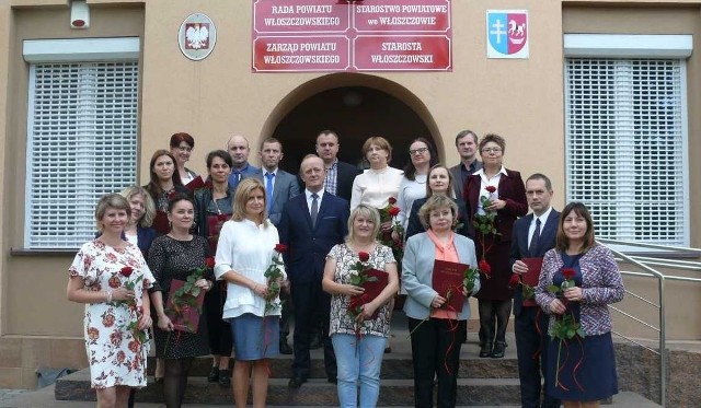 Starosta włoszczowski Jerzy Suliga docenił 17 nauczycieli z trzech szkół ponadgimnazjalnych oraz Poradni Psychologiczno-Pedagogicznej. Otrzymali oni po 2361 złotych brutto nagrody.