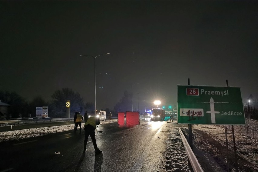 Autobus najechał na rowerzystę. Prokuratura umorzyła śledztwo w sprawie śmiertelnego wypadku na DK28 w Krośnie