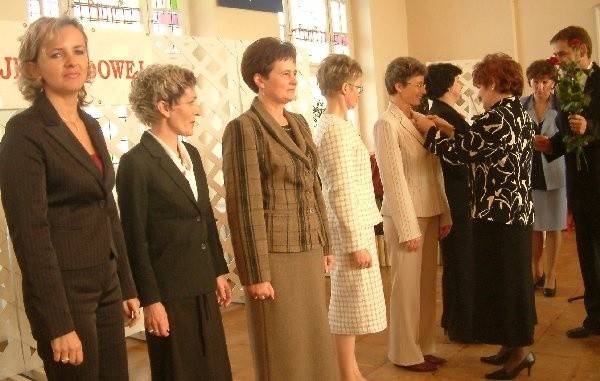 Medal otrzymuje Zyta Rząska, a obok stoją:  Teresa Dutkiewicz, Zofia Kulas, Wiesława  Kobus, Gabriela Słomińska i Małgorzata  Sząszor.