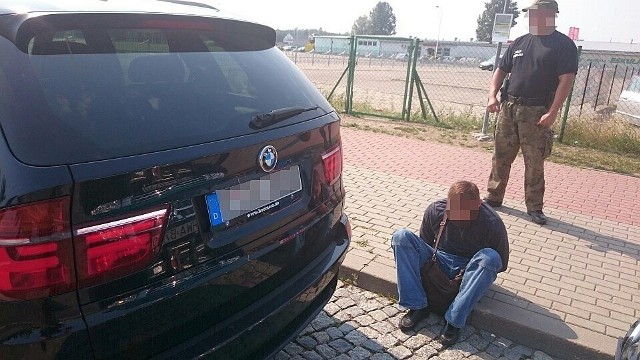 Funkcjonariusze z Wydziału Zabezpieczenia Działań Podlaskiego Oddziału SG zatrzymali BMW X5 skradzione w Niemczech o szacunkowej wartości 150 tys. zł.