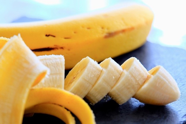 Banan to jeden z ulubionych owoców zagranicznych w Polsce. Banany to także owoce, które zawierają wiele składników mineralnych i liczne witaminy. Tym razem sprawdzimy co dzieje się z naszym organizmem gdy jemy banany? Kto powinien jeść te pyszne owoce, a kto raczej ich unikać. Zobaczcie na kolejnych zdjęciach. >>>>>>> 