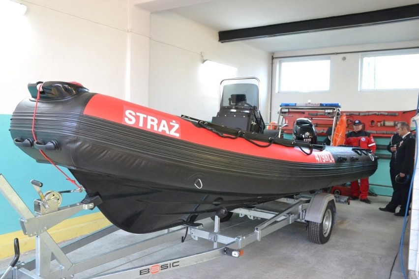 Ochotnicza Straż Pożarna w Dobrzyniu nad Wisłą otrzymała łódź ratowniczą. Jej przekazanie było wyjątkowo uroczyste [zdjęcia]