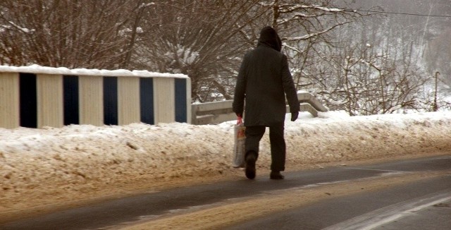 Na ulicach Klimontowa jest mnóstwo śniegu, że ciężko przejść.