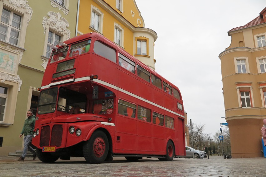 Zabytkowe samochody na opolskim rynku.