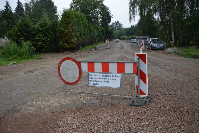 Droga powiatowa przez podwielickie Grabówki jest w przebudowie od jesieni 2021 roku. W maju tego roku trasę zamknięto całkowicie dla ruchu. Ten stan rzeczy wydłużono teraz aż do października 2022