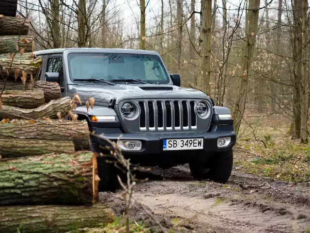 Wydaje mi się, że motoryzacja ostatnio staje się coraz bardziej pozbawiona emocji i czystej frajdy, dlatego też takie auta jak Jeep Gladiator, na pozór kompletnie bezsensowne i pozbawione racjonalnych wartości, stają się dla miłośników aut czymś wyjątkowym. Jest drogi, nie ma zbyt wielu sensownych, praktycznych zalet, ale i tak trudno ocenić go inaczej, niż tylko pozytywnie. Po prostu trudno go nie lubić.