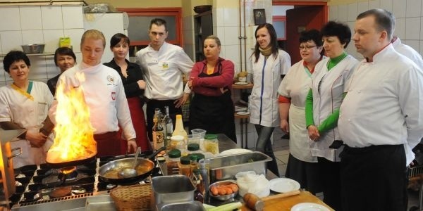 Kuchnie świata oraz tajniki łączenia smaków poznają uczestnicy szkoleń dla kucharzy.