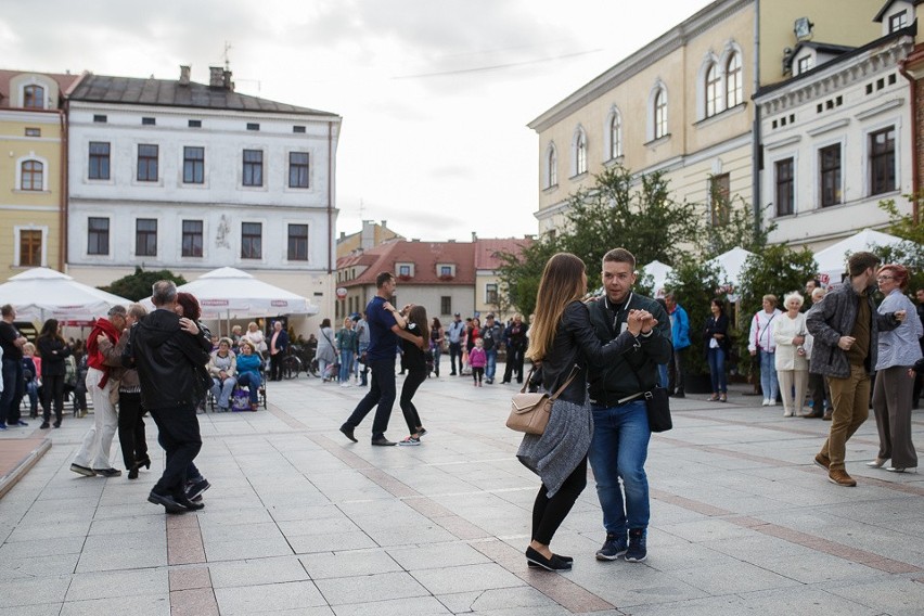 Letnie potańcówki wróciły do Tarnowa [ZDJĘCIA]