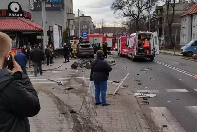 Samochód wjechał w przystanek autobusowy na Panewnickiej