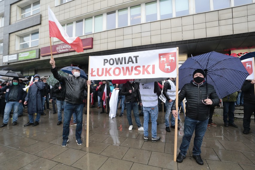 Protest rolników w Warszawie. "Jeżeli Kaczyński nie ustąpi, to naród go wymieni"