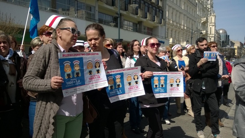 Protest pielęgniarek i położnych w Łodzi. Żądały zmian w opiece zdrowotnej [ZDJĘCIA]